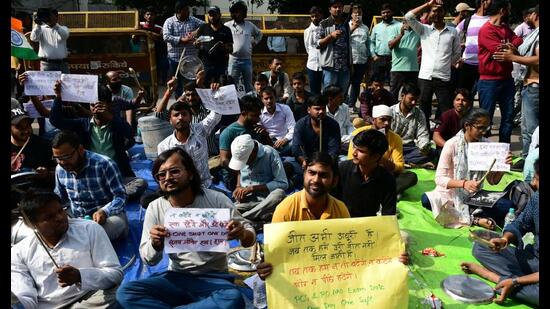 A few dozen students are still outside UPPSC gates demanding conducting RO/ARO examination in one day. (HT photo)