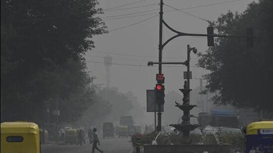 Delhi’s average air quality index (AQI) stood at 411 (severe) at 9am on Friday. (HT Photo)