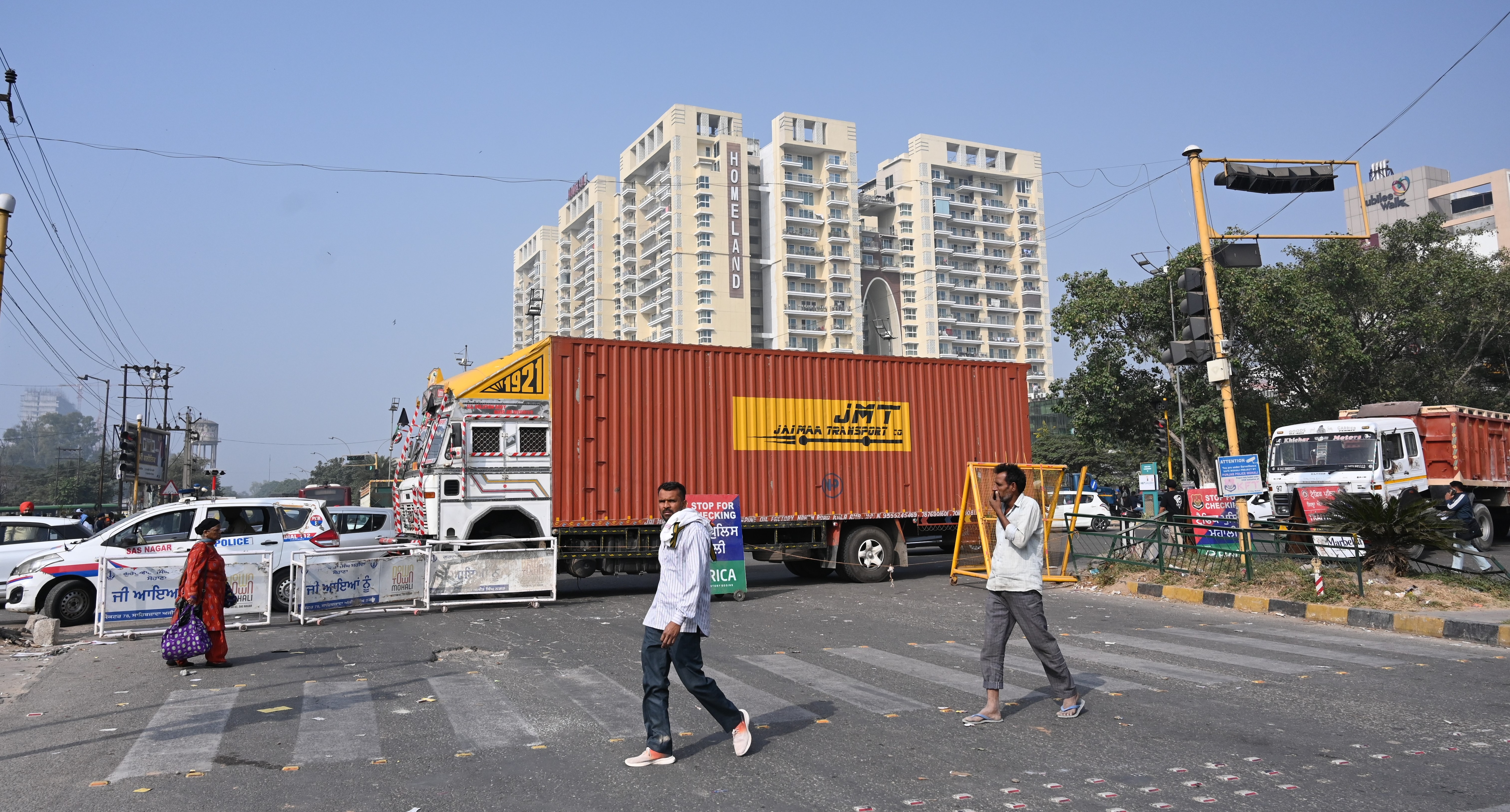 In response to the family’s protest, Mohali police continued to block all four roads leading to the protest site to divert traffic. (Sanjeev Sharma/HT) In response to the family’s protest, Mohali police continued to block all four roads leading to the protest site to divert traffic. (Sanjeev Sharma/HT)