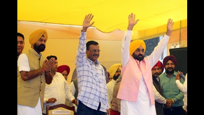 (From left) AAP candidate Hardeep Singh Dimpy Dhillon, chief minister Bhagwant Mann and AAP convener Arvind Kejriwal during a rally in Gidderbaha, Muktsar, Punjab, on Saturday. (Sanjeev Kumar /HT) (From left) AAP candidate Hardeep Singh Dimpy Dhillon, chief minister Bhagwant Mann and AAP convener Arvind Kejriwal during a rally in Gidderbaha, Muktsar, Punjab, on Saturday. (Sanjeev Kumar /HT)