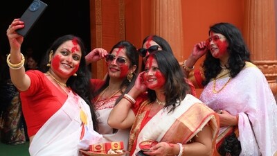 Lucknow, India- October 13, 2024: A group of Women taking selfi during Sindoor Khela on the final day of the Durga Puja on the occasion of Vijayadashami at Ravindra Palli in Lucknow, Uttar Pradesh India on Sunday, 13, 2024. (Photo by Deepak Gupta Hindustan Times)