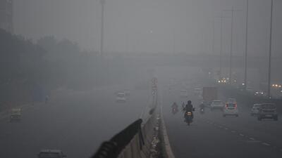 A cyclist braves the smog on National Highway-48 near Iffco Chowk elevated flyover in Gurugram on Saturday. (Parveen Kumar/HT)