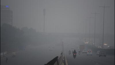 A thick layer of smog diminishes visibility on the Delhi-Gurgaon Expressway. (Parveen Kumar/HT Photo) A thick layer of smog diminishes visibility on the Delhi-Gurgaon Expressway. (Parveen Kumar/HT Photo)