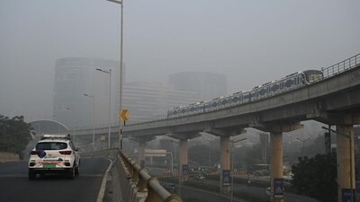 A thick layer of smog engulfs Sikandarpur Metro station in Gurugram on Friday. (Parveen Kumar/HT Photo) A thick layer of smog engulfs Sikandarpur Metro station in Gurugram on Friday. (Parveen Kumar/HT Photo)