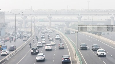 The Delhi government has banned BS-III petrol and BS-IV diesel four-wheelers from plying under GRAP-III (Ritik Jain) The Delhi government has banned BS-III petrol and BS-IV diesel four-wheelers from plying under GRAP-III (Ritik Jain)