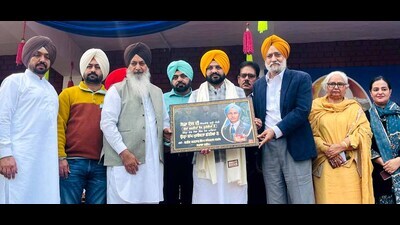 Cabinet minister Tarunpreet Singh Sond (yellow turban) paying tributes to Kartar Singh Sarabha on his Martyrdom Day in Ludhiana on Saturday. (HT Photo)