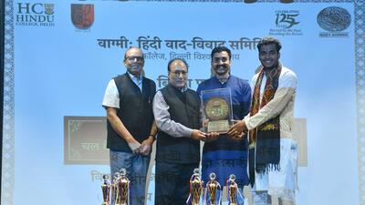 Director of KK Birla Foundation Dr Suresh Rituparna and Prof. Rameshwar Rai present the award to the winners. (HT Photo) Director of KK Birla Foundation Dr Suresh Rituparna and Prof. Rameshwar Rai present the award to the winners. (HT Photo)