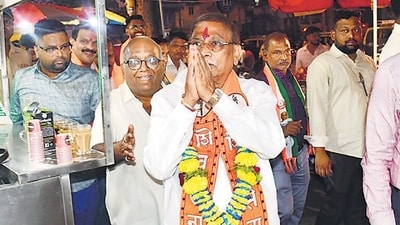 Mumbai, India – Nov 14, 2024: Shivsena (UBT) candidate Ajay Chaudhary campaigns for Maharashtra assembly elections at Sewri in Mumbai, India, on Thursday, Nov 14, 2024. (Photo by Bhushan Koyande/HT Photo) Mumbai, India – Nov 14, 2024: Shivsena (UBT) candidate Ajay Chaudhary campaigns for Maharashtra assembly elections at Sewri in Mumbai, India, on Thursday, Nov 14, 2024. (Photo by Bhushan Koyande/HT Photo)
