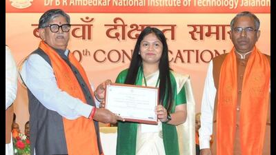 Punjab governor Gulab Chand Kataria (left) hands over degree to a student at the 20th convocation of Dr BR Ambedkar National Institute of Technology (NIT), Jalandhar, on Saturday. (HT photo)