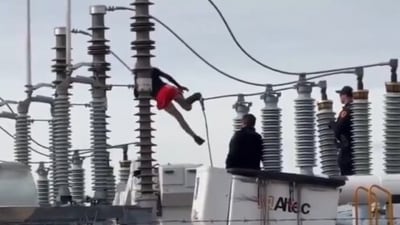 In Utah, US, over 800 homes lost power after a woman climbed a transformer, causing chaos. (X/@visualfeastwang) In Utah, US, over 800 homes lost power after a woman climbed a transformer, causing chaos. (X/@visualfeastwang)