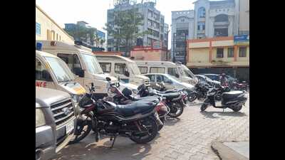 Two-wheelers block the path of ambulances at Shyama Prasad Mukherji Civil Hospital in Lucknow on Saturday (HT) Two-wheelers block the path of ambulances at Shyama Prasad Mukherji Civil Hospital in Lucknow on Saturday (HT)