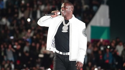 Akon performs Chammak Challo in Shillong Akon performs Chammak Challo in Shillong