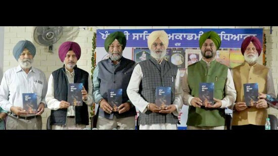 Literary figures presenting a book, ‘Chhavan Da Sek,' during the literature fest in Ludhiana on Saturday. (HT Photo)