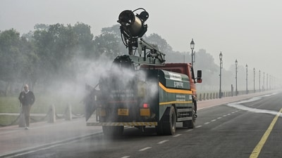 An Anti smog truck spraying mist to settle down the dust particles after the AQI in Delhi is increased at Kartavya Path in New Delhi (Vipin Kumar/ Hindustan Times)