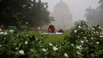 Sky enveloped with smog after Delhi's air quality turns "hazardous" due to alarming air pollution. (REUTERS)