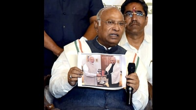 In a dig at BJP, Kharge said the number of leaders who campaigned in Maharashtra polls outnumbered the number of candidates of the saffron party in the fray. (HT PHOTO) In a dig at BJP, Kharge said the number of leaders who campaigned in Maharashtra polls outnumbered the number of candidates of the saffron party in the fray. (HT PHOTO)