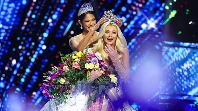 Miss Denmark Victoria Kjaer received the new Miss Universe crown Lumière de l'Infini from Miss Universe 2023 Sheynnis Palacios of Nicaragua.&nbsp; (REUTERS/Raquel Cunha)