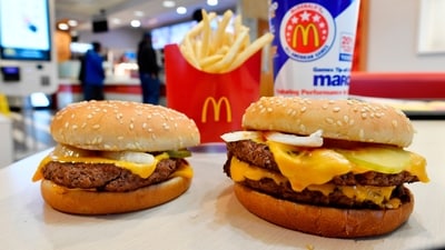 FILE- In this March 6, 2018, file photo, a McDonald's Quarter Pounder, left, and Double Quarter Pound burger is shown in Atlanta. (AP Photo/Mike Stewart, File) (AP)