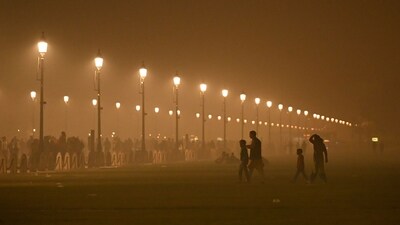 New Delhi, India - Nov. 17, 2024: Thick layer of smog amid rise in pollution levels at Kartavya Path, India Gate in New Delhi, India, on Sunday, November 17, 2024. (Photo by Arvind Yadav/ Hindustan Times) New Delhi, India - Nov. 17, 2024: Thick layer of smog amid rise in pollution levels at Kartavya Path, India Gate in New Delhi, India, on Sunday, November 17, 2024. (Photo by Arvind Yadav/ Hindustan Times)