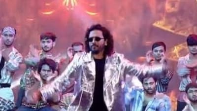 Singer Nakash Aziz performed Pushpa Pushpa song live on stage at the trailer launch in Patna. Singer Nakash Aziz performed Pushpa Pushpa song live on stage at the trailer launch in Patna.