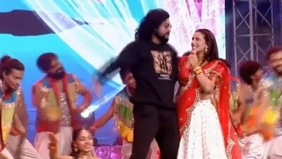 Actor Akshara Singh grooved to Sooseki song before welcoming Rashmika Mandanna on stage. Actor Akshara Singh grooved to Sooseki song before welcoming Rashmika Mandanna on stage.