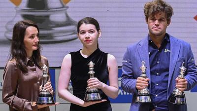 The Open Rapid and Blitz Chess winner Magnus Carlsen (R), women’s blitz winner Russian Kateryna Lagno (L) and women’s rapid champion Russian Aleksandra Goryachkina with their trophies at the TATA Steel Chess India Tournament in Kolkata. (Samir Jana/HT) The Open Rapid and Blitz Chess winner Magnus Carlsen (R), women’s blitz winner Russian Kateryna Lagno (L) and women’s rapid champion Russian Aleksandra Goryachkina with their trophies at the TATA Steel Chess India Tournament in Kolkata. (Samir Jana/HT)