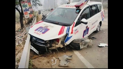 The police vehicle which hit a divider while taking the Hisar victims to the hospital. (HT Photo)