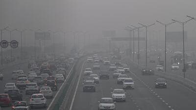 Thick layer of smog at NH24 near Akshardham Temple in New Delhi on Sunday. (Arvind Yadav/HT Photo) Thick layer of smog at NH24 near Akshardham Temple in New Delhi on Sunday. (Arvind Yadav/HT Photo)