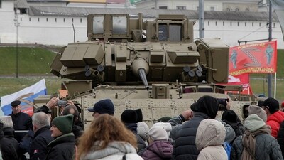 People gather near a Bradley fighting vehicle at an exhibition of Ukrainian troops' weaponry and hardware, which according to organizers were captured by the Russian army in the course of a military conflict with Ukraine, in Kazan, Russia November 16, 2024. REUTERS/Alexey Nasyrov (REUTERS)