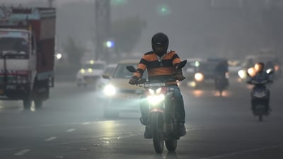 Commuters out on a smoggy evening amid rising air pollution levels. The level of air pollution in multiple areas in Delhi NCR continues to be in the hazardous category, in Noida, India, on Sunday, November 17, 2024. (Photo by Sunil Ghosh / Hindustan Times)