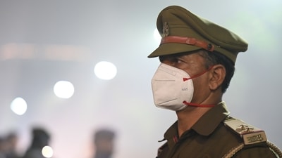 A policeman wears masks to protect himself from pollution and smog; with the introduction of trucks and the prohibition of all BS-III petrol and BS-IV diesel (four-wheelers) in the Delhi-NCR area, the fourth stage of the Graded Response Action Plan (GRAP) has promoted public transit. A policeman wears masks to protect himself from pollution and smog; with the introduction of trucks and the prohibition of all BS-III petrol and BS-IV diesel (four-wheelers) in the Delhi-NCR area, the fourth stage of the Graded Response Action Plan (GRAP) has promoted public transit.