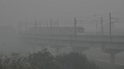 A Metro train near the Akshardham Temple on Monday afternoon. The dense smog blanket has completely covered the city in a shroud despite it being peak afternoon. (Raj K Raj /HT PHOTO) A Metro train near the Akshardham Temple on Monday afternoon. The dense smog blanket has completely covered the city in a shroud despite it being peak afternoon. (Raj K Raj /HT PHOTO)