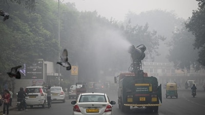 An anti-smog gun sprinkles water in Connaught Place on Monday. (Sanchit Khanna/HT Photo) An anti-smog gun sprinkles water in Connaught Place on Monday. (Sanchit Khanna/HT Photo)