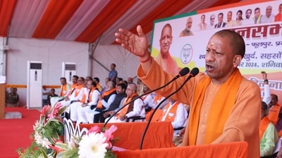 Chief minister Yogi Adityanath speaks at a rally in Sahson under Uttar Pradesh's Phulpur assembly constituency on November 16 (HT)