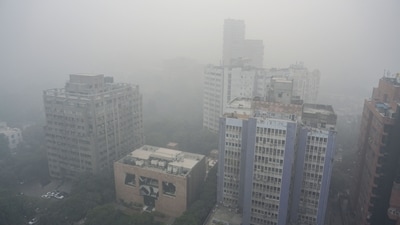 A top aerial view of Smog and Pollution in the capital from the Hindustan Times Building in New Delhi, India, on Monday, November 18, 2024. (RAJ K RAJ /HT PHOTO) A top aerial view of Smog and Pollution in the capital from the Hindustan Times Building in New Delhi, India, on Monday, November 18, 2024. (RAJ K RAJ /HT PHOTO)