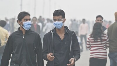 Commuters navigate through dense smog at Kartavya Path in New Delhi, at 12:30 pm on Monday, the city's air quality index score was 1743. Scores exceeding 300 are regarded as dangerous, while those below 101 are tolerable. (RAJ K RAJ /HT PHOTO) Commuters navigate through dense smog at Kartavya Path in New Delhi, at 12:30 pm on Monday, the city's air quality index score was 1743. Scores exceeding 300 are regarded as dangerous, while those below 101 are tolerable. (RAJ K RAJ /HT PHOTO)