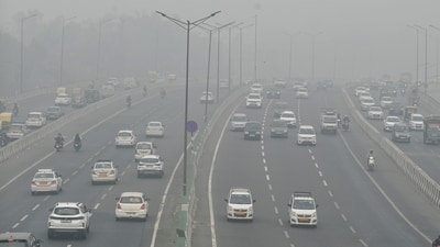 Smog engulfs NH24 near the Akshardham Temple in New Delhi, because of symptoms including eye irritation, weariness, respiratory problems, and overall discomfort, poor air quality has also had a discernible impact on workplace productivity. (RAJ K RAJ /HT PHOTO) Smog engulfs NH24 near the Akshardham Temple in New Delhi, because of symptoms including eye irritation, weariness, respiratory problems, and overall discomfort, poor air quality has also had a discernible impact on workplace productivity. (RAJ K RAJ /HT PHOTO)