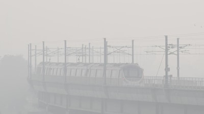 A Metro train passes amid the thick layers of smog at Mayur Vihar Phase -1 in New Delhi. (ANI) A Metro train passes amid the thick layers of smog at Mayur Vihar Phase -1 in New Delhi. (ANI)