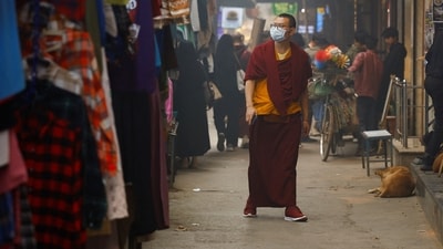 A monk wearing a protective mask walks in a market as the sky is enveloped with smog. The Central Pollution Control Board (CPCB) reported the following air quality levels as of 4 p.m.: Chandni Chowk -480, Vivek Vihar -498, and Anand Vihar -500 (REUTERS)