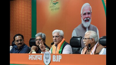 New Delhi, Nov 18 (ANI): Former Delhi Transport Minister and Aam Aadmi Party (AAP) leader Kailash Gahlot addresses the media on joining Bharatiya Janta Party (BJP), at BJP HQ in New Delhi on Monday. Delhi Bharatiya Janta Party (BJP) President Virendra Sachdeva and Union Minister Manohar Lal Khattar and others also present. (ANI Photo/Rahul Singh) (Rahul Singh) New Delhi, Nov 18 (ANI): Former Delhi Transport Minister and Aam Aadmi Party (AAP) leader Kailash Gahlot addresses the media on joining Bharatiya Janta Party (BJP), at BJP HQ in New Delhi on Monday. Delhi Bharatiya Janta Party (BJP) President Virendra Sachdeva and Union Minister Manohar Lal Khattar and others also present. (ANI Photo/Rahul Singh) (Rahul Singh)