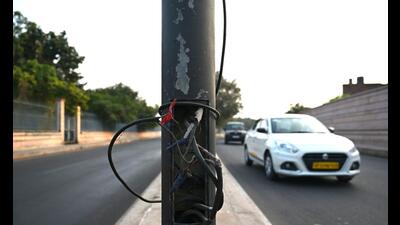 Picture of open wires in pillars on Baikunth Dham Road in Lucknow (Mushtaq Ali/Hindustan Times) Picture of open wires in pillars on Baikunth Dham Road in Lucknow (Mushtaq Ali/Hindustan Times)