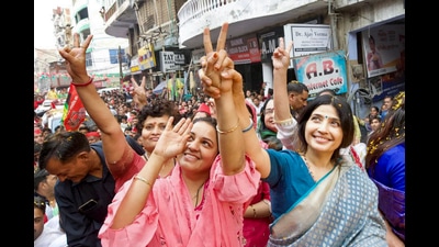 Samajwadi Party MP Dimple Yadav with party candidate Naseem Solanki during a roadshow ahead of Sisamau Assembly seat by-elections, in Kanpur on Monday (PTI)
