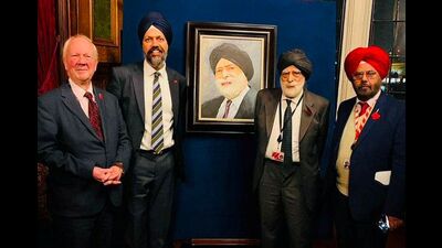 Second from left MP Tanmanjeet Dhesi and Lord Dr Indarjit Singh. (HT Photo)