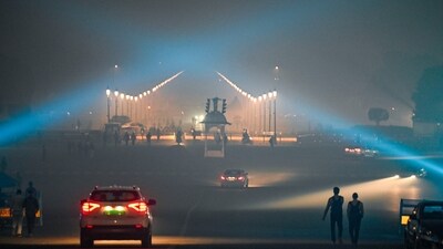 Smog cover over Kartavya path in New Delhi, on Monday. (RAJ K RAJ /HT PHOTO) Smog cover over Kartavya path in New Delhi, on Monday. (RAJ K RAJ /HT PHOTO)