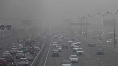 Thick layer of smog at NH24 near Akshardham Temple in New Delhi. (PTI)