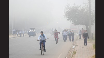 Students headed to check amid the hazy weather in Chandigarh on Monday. (Ravi Kumar/HT) Students headed to check amid the hazy weather in Chandigarh on Monday. (Ravi Kumar/HT)