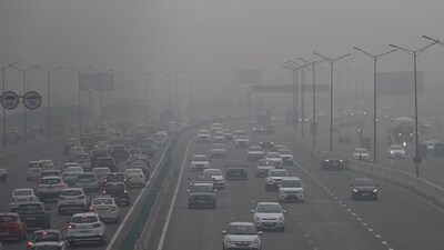 Thick layer of smog at NH24 near Akshardham Temple in New Delhi on Sunday. (Arvind Yadav/HT Photo) (HT_PRINT) Thick layer of smog at NH24 near Akshardham Temple in New Delhi on Sunday. (Arvind Yadav/HT Photo) (HT_PRINT)