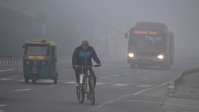 Commuters out at NH 24 near Akshardham Temple on a smoggy morning amid rising air pollution levels Delhi NCR. (Hindustan Times) Commuters out at NH 24 near Akshardham Temple on a smoggy morning amid rising air pollution levels Delhi NCR. (Hindustan Times)