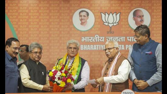 Kailash Gahlot joining the BJP. (PTI)