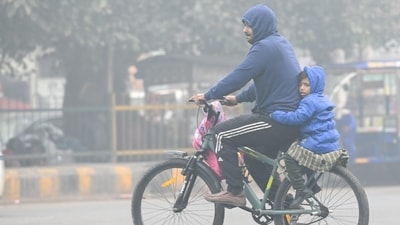 Commuters step out in a foggy winter morning amid rising air pollution in Noida. (Sunil Ghosh /Hindustan Times) Commuters step out in a foggy winter morning amid rising air pollution in Noida. (Sunil Ghosh /Hindustan Times)
